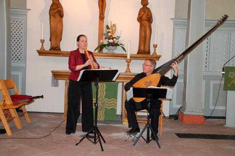 Theresia und Christian Stahl konzertieren als Duo La Vigna am Sonntagabend in der evangelischen Kirche in Wehrheim. Foto: Christina Jung 