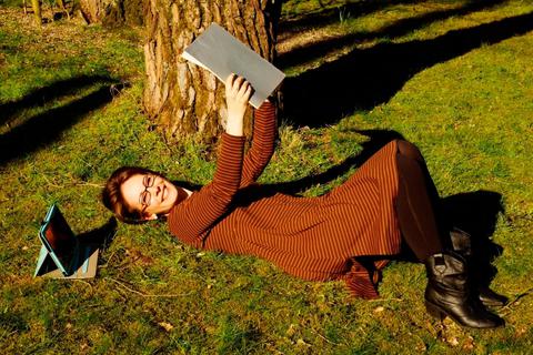 Notenstudium und Vorbereitung für den Online-Unterricht finden auch durchaus entspannt im eigenen Garten statt. Foto: Ingrid Schmah-Albert 