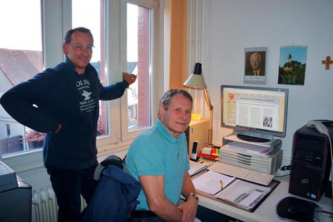 Stefan Velte (l.) und Robert Kroh stellen die neue Rubrik "Es war einmal..." auf der Homepage  des Geschichts- und Heimatvereins vor. Foto: Schmah-Albert 
