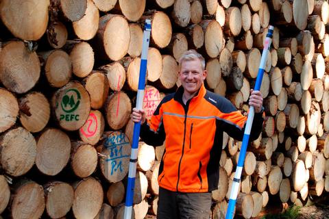 Revierförster Björn Neugebauer vermisst das geschlagene Holz. Fotos: Jung 