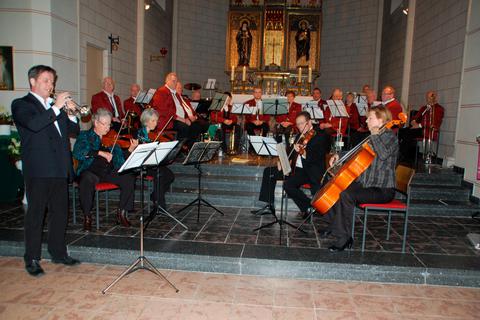 Beim vorweihnachtlichen Konzert in der St. Georgskirche in Pfaffenwiesbach im Jahr 2015 zeigten die Wiesbachtaler Musikanten, dass sie mehr als nur Blasmusik können.  Archivfoto: Christina Jung 