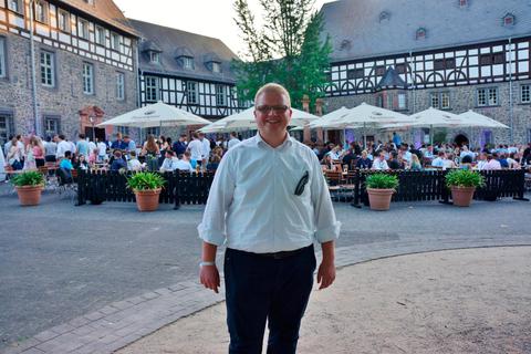Sebastian Sommer weiß die Junge Union hinter sich, nicht nur hier im Hof des Klosters Schiffenberg beim 100. Landestag der JU, sondern auch für eine weitere Amtszeit als Landes-Vorsitzender.  Foto: Schmah-Albert 