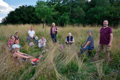 Zum Geburtstag des "Michelbäumchens" haben sich Naturschützer auf der Magerwiese von Rosemarie Schäuble (Dritte von rechts) versammelt. Foto: Schmah-Albert 