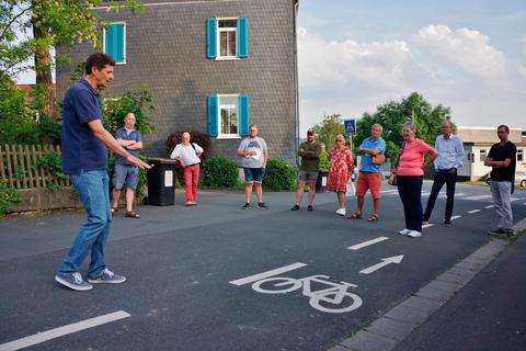 Der Radwegebeauftragte Hans-Joachim Steffen-Jesse (links) stellt dem Ortsbeirat (und Gästen) Möglichkeiten vor, wie der Radweg in der Schulstraße verkehrssicherer werden kann. Foto: Schmah-Albert 