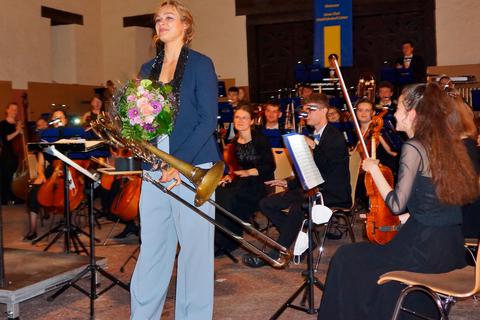 Die auch international gefeierte Bass-Posaunistin Maxine Troglauer bereichert das Saalburg-Konzert mit einem Gast-Solo.  Foto: Schmah-Albert 