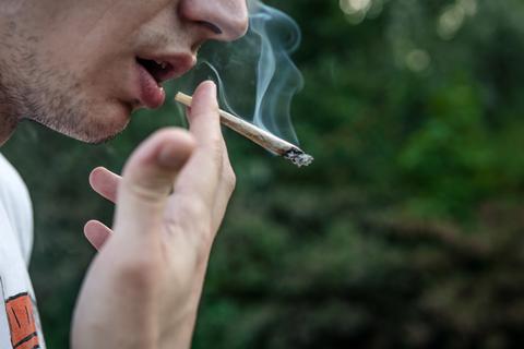 Hat einer der Angeklagten im aktuellen Drogen-Prozess am Marburger Landgericht selbst auch Marihuana und andere Rauschmittel konsumiert? Um diese Frage dreht sich dritten Verhandlungstag. Staatsanwaltschaft und Verteidigung sind unterschiedlicher Auffassung. 