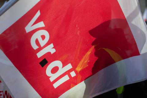 Eine Fahne der Gewerkschaft Verdi.  Symbolfoto: dpa
