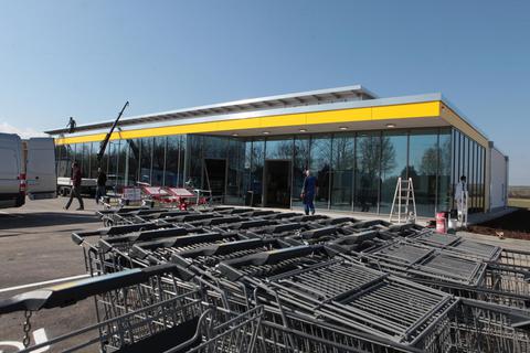 Im Juli 2019 wurde das alte Geschäft im Wöllsteiner Weg 1 abgerissen – und an gleicher Stelle ein neuer, etwas größerer Einkaufsmarkt errichtet. Foto: BilderKartell/Axel Schmitz