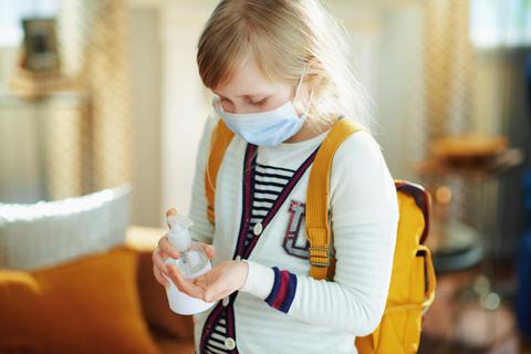 Hygiene ist oberstes Gebot: Ohne Mund-Nasen-Schutz und Desinfektionsmittel läuft in den Schulen nichts. Foto: Alliance stock.adobe.om