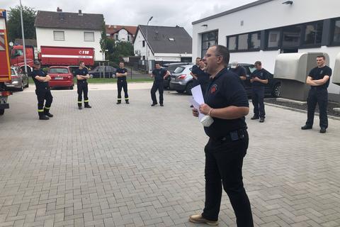 Holger Schmidt, stellvertretender Leiter des Kreis-Katastrophenschutzes, instruiert die Einsatzkräfte in Rüdesheim, die nach Trier fahren mussten - dort war ein Dammbruch gemeldet worden. Foto: Robert Neuber