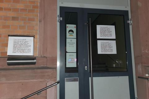 Mit Aushängen (im Bild rechts) drücken Eltern am Eingang der Schillerschule ihren Unmut über die Corona-Testpflicht für ihre Kinder aus.Archivfoto: Thorsten Gutschalk/ Foto: red