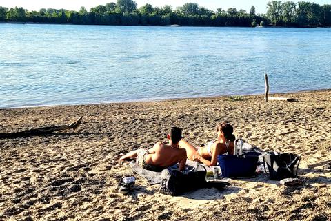 Sommer, Sonne, Strand. Der Rhein ist in Rheinland-Pfalz jedoch kein ausgewiesenes Badegewässer.