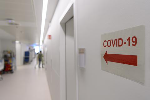 Ein Richtungspfeil zum "Covid-19" Bereich klebt vor einer Corona-Intensivstation an der Wand.  Symbolfoto: dpa