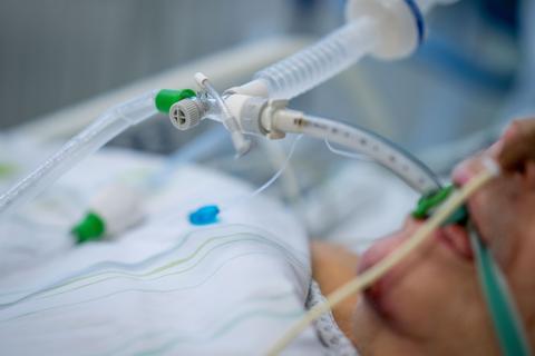 Ein Corona-Patient wird auf einer Intensivstation beatmet. Foto: dpa