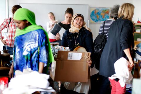 Bei einem Markttag in der Asyl-Unterkunft in Dieburg im Jahr 2015 konnten sich Flüchtlinge bedienen.  Archivfoto: André Hirtz 
