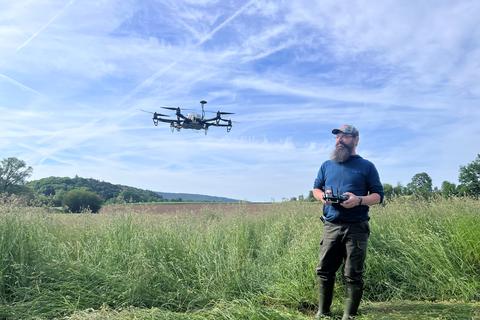 Pilot Mark Kristel steuert die Drohne mit einer Fernsteuerung. 