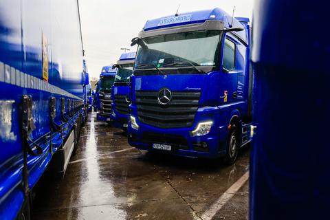Dicht an dicht stehen seit Ende März etwa 60 Lastwagen auf dem Parkplatz der Raststätte in Gräfenhausen.