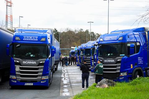 Auf dem Rastplatz Gräfenhausen-West an der A 5 demonstrieren osteuropäische Lkw-Fahrer für bessere Bezahlung.