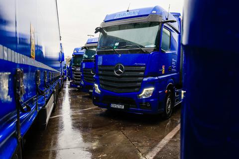 Dicht an dicht stehen die 60 Lastwagen auf dem Parkplatz der Raststätte in Gräfenhausen.