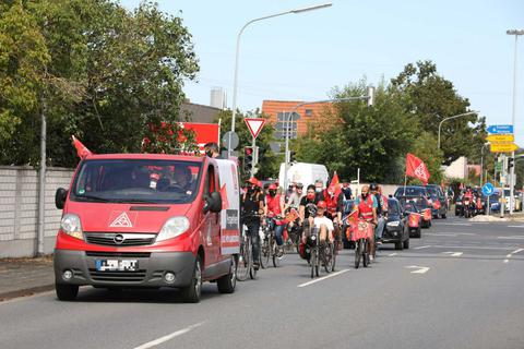 Gegen den Stellenabbau bei Continental protestieren in Babenhausen Hunderte in einem Korso aus Autos und Fahrrädern. Foto: Melanie Schweinfurth