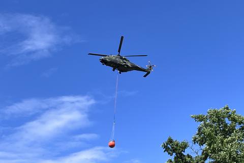 Löschen aus der Luft: Zum Hubschrauber der Bundeswehr soll heute ein „Puma“ der Bundespolizei hinzukommen. Foto: Christina Kolb