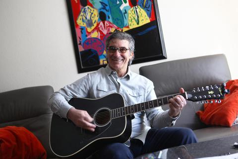 Der Sänger Alberto Colucci aus Reinheim schreibt im heimischen Wohnzimmer einfach einen neuen Song über die Krise. Foto: Karl-Heinz Bärtl
