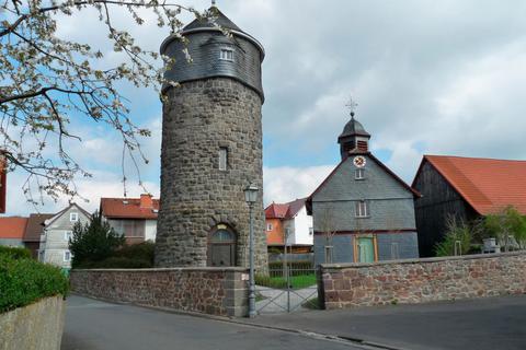 Wasserturm und Kirche prägen das Ortsbild von Climbach. Foto: Heibertshausen 