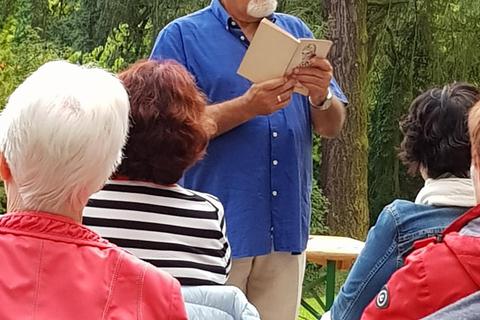 Heinz-Lothar Worm liest im Gail‘schen Park humorige Geschichten aus dem Alltag vor rund 100 Jahren und trägt auch ein Lied vor. Foto: Prochazka