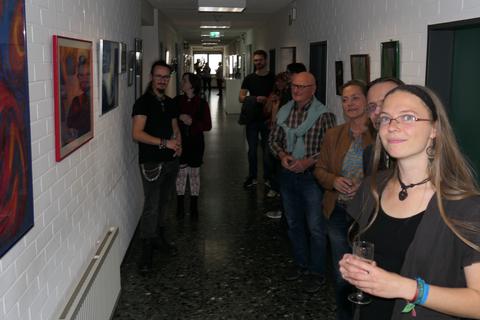 Etwa drei Monate ist die Ausstellung von Helena Roseanna Hild (r.) in der Biebertaler Gemeindeverwaltung zu sehen.