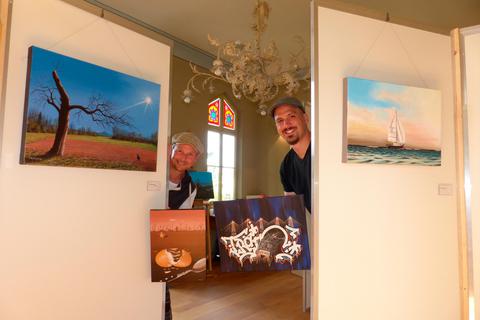 Die Biebertaler Künstler Jörg Schlierbach (l.) und Moritz Wattenbach präsentierten die Vielfalt ihres künstlerischen Schaffens im Schweizer Haus. Foto: Waldschmidt 