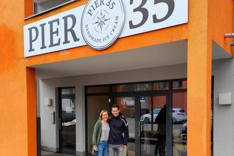 Die neuen Besitzer Mirjam und Sören Wischnewski freuen sich auf den heutigen Start ihres Eiscafés "Pier 35". Foto: Wischnewski 