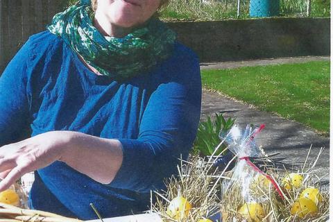 Monika Wack verpackte in ihrem Garten 34 Ostereierkerzen. Foto: Mattern