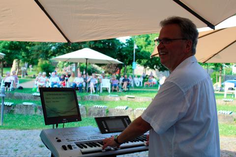Alleinunterhalter Helmut Braun verbreitet in GroßenBuseck Sommerfeeling