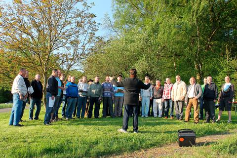 Frühaufsteher im Grünen: Der Männerchor "Polyhymnia-Liederkranz Beuern" beim Himmelfahrtssingen 2015. In diesem Jahr fand die Traditionsveranstaltung wegen der Corona-Pandemie nicht statt.  Foto: Polyhymnia Liederkranz 