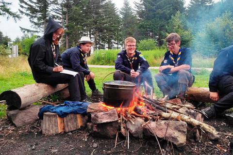 Beim Kochen am offenen Feuer wärmten sich die Pfadfinder nach den täglichen Wanderungen auf.  Foto: Kremer 