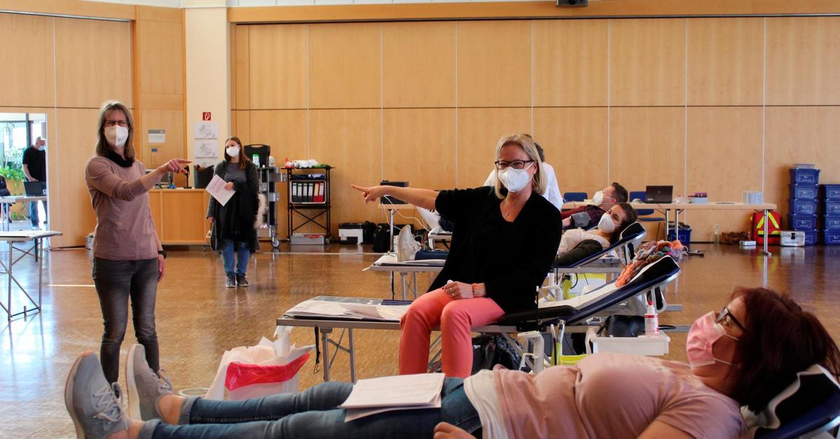 Mitarbeiter der Gemeinde Buseck spenden Blut