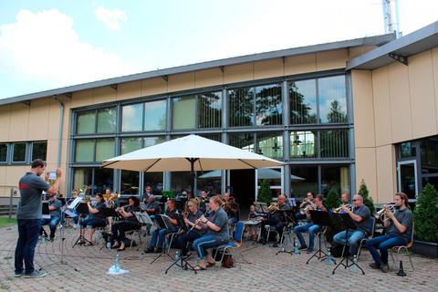 Das Blasorchester Langgöns spielt unter der Leitung von Bernhard Blei.  Foto: Wagner 