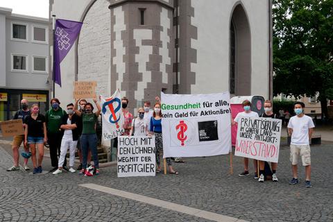 Etwa 150 Menschen nahmen am Samstag auf dem Kirchenplatz an der Kundgebung anlässlich der Übernahme des Universitätsklinikums Gießen-Marburg durch den Asklepios-Konzern teil.  Foto: Diana Moor 