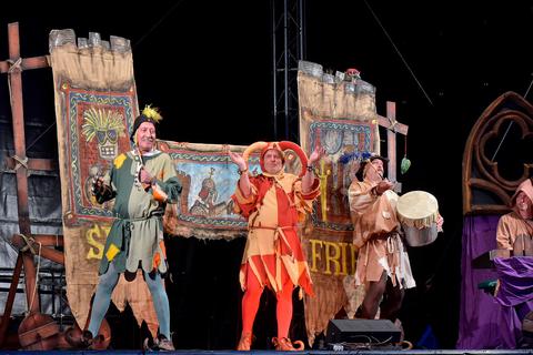 Sie hauen mächtig auf die Pauke: Die Darsteller des Darmstädter Kikeriki-Theaters.   Foto: Schultz 