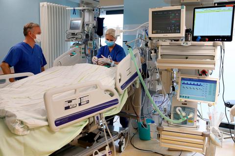 Für jeden schwer kranken Corona-Patienten auf den Intensivstationen ist ein hoher technischer Aufwand erforderlich.  Symbolfoto: dpa 