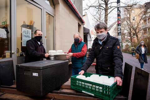 Essen für die Nordstadt: Ehrenamtliche holen am "Gutburgerlich" Essen für Abnehmer im Quartier ab.  Foto: Friese 