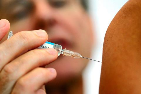 Wie bei der Corona-Impfung ist auch bei der Grippeschutzimpfung der Piks mit der Spritze schnell erledigt.  Symbolfoto: dpa 