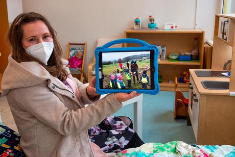 Erzieherin Tatjana Kruse empfindet die iPad-Nutzung "als Vorteil für die pädagogische Arbeit".  Foto: Mosel 