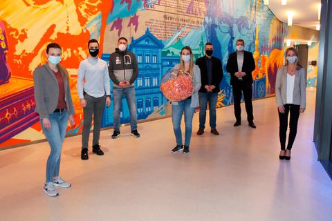 Zur Verlosung waren spannende Gäste eingeladen (von links): Kim Blecker, Marius Zimmer, Björn Seipp, Veronika Blecker, Florian Kerzmann, Volksbankvorstand Dr. Lars Witteck und Moderatorin Anna-Lena Wagner.  Foto: Volksbank Mittelhessen 