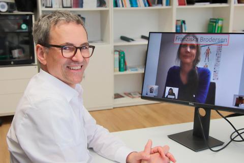 Dr. Michael Franz testet mit Mitarbeiterinnen der Teletherapie den Videochat.    Foto: Vitos Gießen-Marburg 