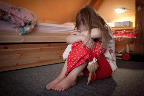Gewalterfahrungen haben für Kinder sehr häufig dramatische Folgen. Symbolfoto: Patrick Pleul/dpa 