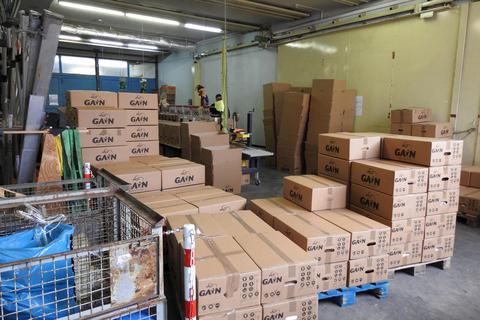 Die Lagerhalle ist gut gefüllt, einige Pakete mit Hilfsgütern stehen bereits versandfertig auf Paletten. Foto: Leyendecker
