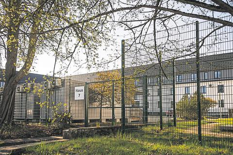 Ein halbes Jahr nach dem Beginn unserer Berichterstattung über die Zunahme an Gewaltdelikten in der Erstaufnahmeeinrichtung des Landes in der Rödgener Straße hat erstmals das hessische Innenministerium geantwortet, allerdings nicht auf unsere Fragen, sondern auf eine parlamentarische Anfrage der AfD-Landtagsfraktion.    Archivfoto: Friese 