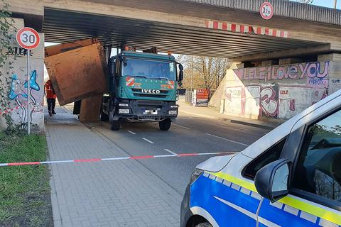  Dieser Laster ist am Freitagnachmittag in Gießen unter der Brücke in der Bootshausstraße hängen geblieben.