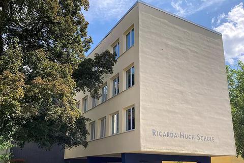 An der Ricarda-Huch-Schule sorgt ein Drohanruf für Aufregung. Eine tatsächliche Gefahr hat aber nicht bestanden. 